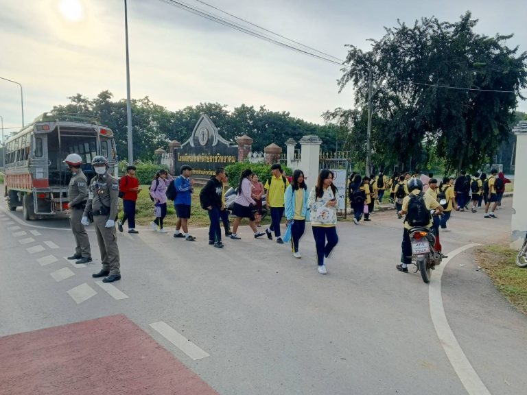 ร.ต.ท.ประสาท เจือจันทึก รอง สว(ป.)ฯ ปฏิบัติหน้าที่อำนวยการจราจร