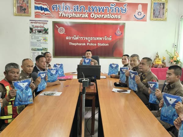 ประชุมและมอบเสื้อ