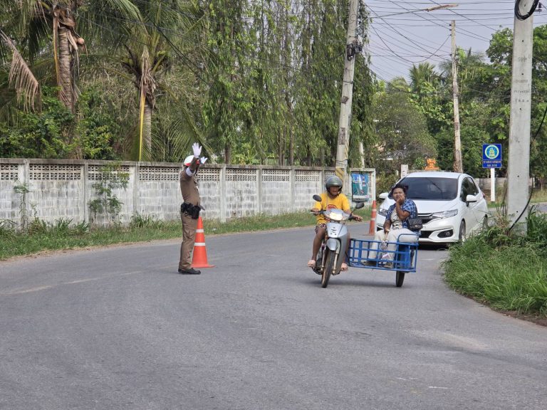 ร.ต.ท.ประสาท เจือจันทึก อำนวยการจราจร