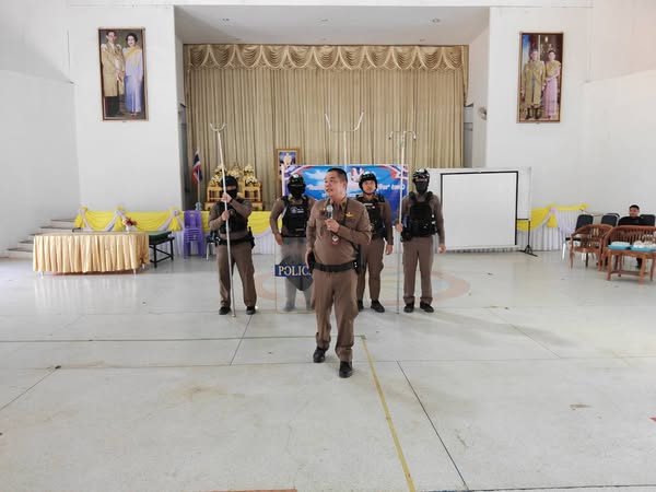 “งานป้องกันปราบปราม สาธิตการใช้ไม้ง่ามระงับเหตุคนวิกลจริต”