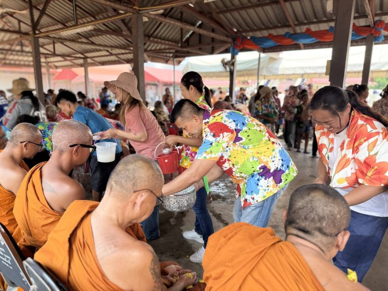 ร่วมโครงการสืบสานประเพณีสงกรานต์ และ รดน้ำขอพรผู้สูงอายุประจำปี 256