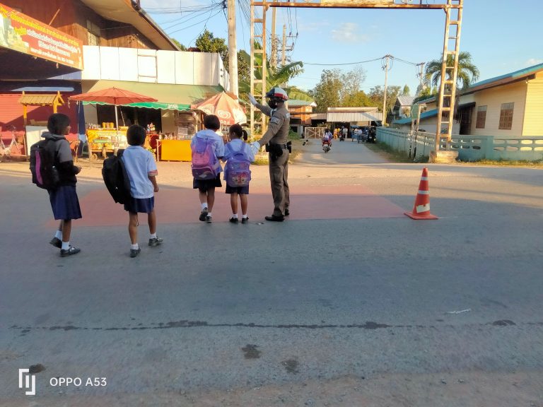 อำนวยความสะดวกการจราจรหน้าโรงเรียน