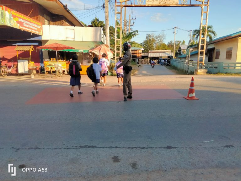 อำนวยความสะดวกการจราจรหน้าโรงเรียน