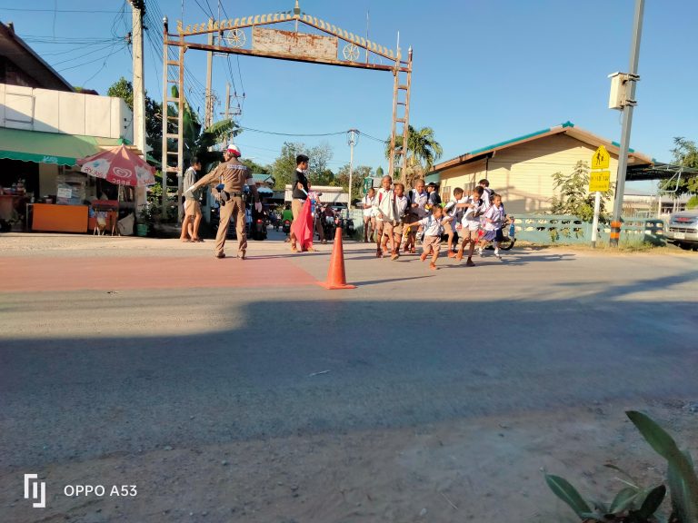 อำนวยความสะดวกการจราจรหน้าโรงเรียน